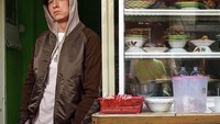 Vokalis Eminem aja makan di warteg, masa kamu malu makan di warteg! Kalau beneran, kira-kira apa ya lauk kesukaan Marshall Bruce Mathers III kalau makan di warteg? Foto: Instagram @indra.hakim