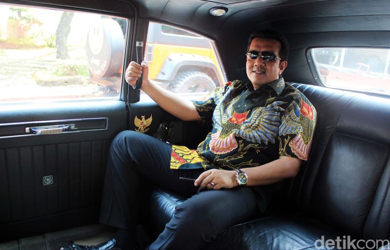 Jimmy Syamsudin menjadi kolektor mobil kuno yang memiliki Cadillac Fleetwood Series 75 Limousine. Limousine ini adalah mobil dinas terakhir Sang Plokamator, Sukarno.