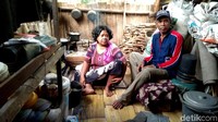 Sudah lima tahun keduanya tinggal di gubuk tersebut tanpa listrik dan kompor gas.