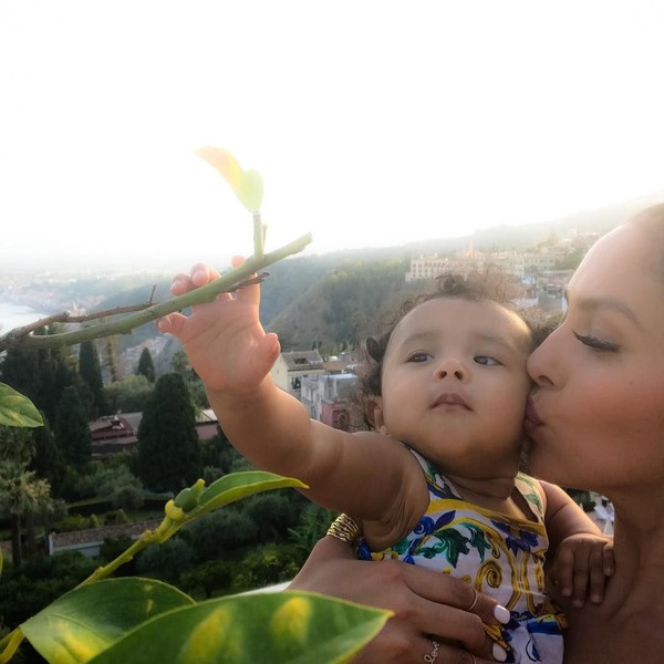 Kobe memotret istrinya, Vanessa Laine Bryant dan buah hatinya saat plesiran ke Sisilia, pulau yang cantik di Italia (kobebryant/Instagram) Kobe memotret istrinya, Vanessa Laine Bryant dan buah hatinya saat plesiran ke Sisilia, pulau yang cantik di Italia (kobebryant/Instagram)