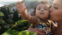 Kobe memotret istrinya, Vanessa Laine Bryant dan buah hatinya saat plesiran ke Sisilia, pulau yang cantik di Italia (kobebryant/Instagram)