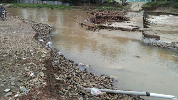 Banjir Sungai Batanghari Jambi Sebabkan Jembatan Beton Ambruk