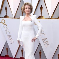 Jane Fonda saat menghadiri perhelatan Academy Awards 2018 dalam balutan gaun Versace yang mempertegas kesekiannya. (Foto: Frazer Harrison/Getty Images)