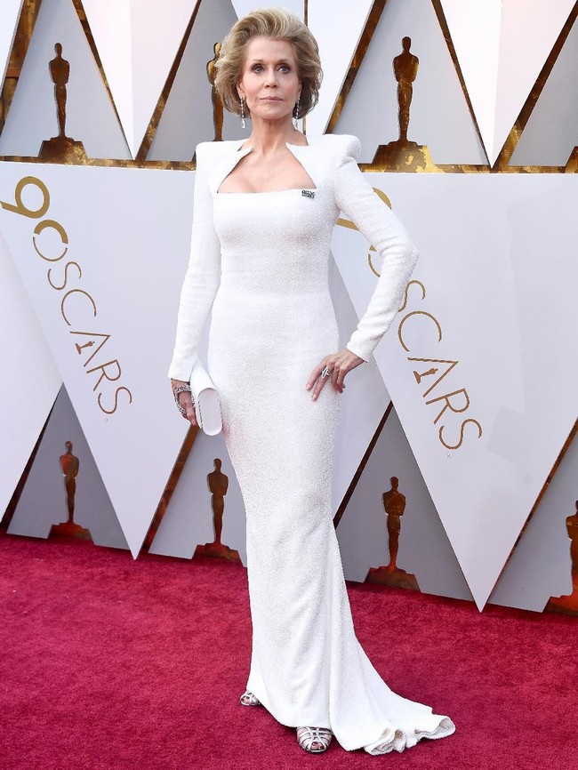 Jane Fonda saat menghadiri perhelatan Academy Awards 2018 dalam balutan gaun Versace yang mempertegas kesekiannya. (Foto: Frazer Harrison/Getty Images)