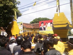 Kader Partai Golkar Banyuwangi Demo Tuntut Ketua DPD Dicopot