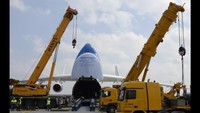 Hal lain yang menarik, pesawat Antonov An-225 Mriya bermesin enam. proses pengangkutan kargo dengan membuka badan pesawat bagian depan (CNN Travel)