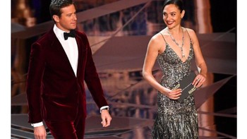 Gadot menjadi presenter bersama Armie Hammer, keduanya dinilai sangat menawan. Jika kamu anggap bintang film tidak terlihat lebih baik dari kita semua, lihat mereka, tulis netizen ini. Foto: istimewa