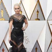 Atlit ski,  Lindsey Vonn juga disebut-sebut media Inggris sebagai bintang berbusana terburuk. Siluet busananya mengingatkan kita pada putri duyung. Namun, aksesori di lehernya membuat penampilannya terganggu. Foto: Frazer Harrison/Getty Images