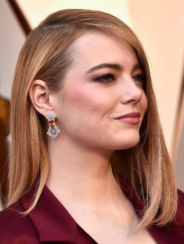 Bukan Gaun Panjang, Ini Pilihan Busana Emma Stone di Oscar 2018