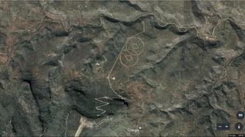 Simbol berlian yang dilingkari ini terlihat di New Mexico, AS, dan diperkirakan menyimpan sebuah tempat perlindungan, namun kebenaran pastinya masih misteri. Foto: istimewa