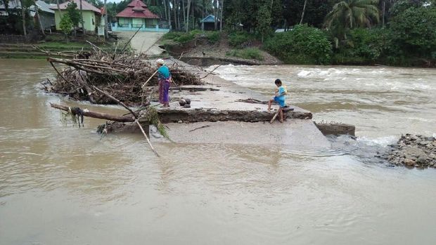 Banjir Sungai Batanghari Jambi Sebabkan Jembatan Beton Ambruk