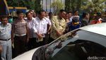 Duet Luhut-Budi Karya Bagi-bagi Brosur di Tol Bekasi