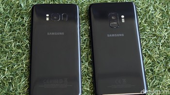 Beralih ke bagian belakang, terlihat perubahan posisi sensor sidik jari dan letak kamera. Pada Galaxy S8 (kiri), posisi sidik jari di samping kamera, sementara di Galaxy S9 (kanan) posisi sidik jarinya di bawah kamera. Foto: Rachman Haryanto/detikcom