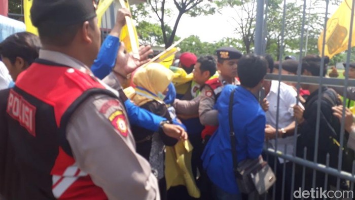 Demo UU MD3, Massa PMII di Blitar Sempat Bentrok dengan Polisi
