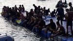 Foto: Kopda Budi Semringah Usai Taklukkan Selat Sunda 9,5 Jam