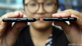 Galaxy S8 punya dimensi 148,9 x 68,1 x 8,0 mm sedangkan Galaxy S9 147,7 x 68,7 x 8,5 mm. Bobot S9 lebih berat dari pendahulunya. Galaxy S8 punya bobot 155 g sementara Galaxy S9 163 g. Bisa jadi ini dikarenakan penambahan hardware baru yang disematkan Samsung di dalamnya.Foto: Rachman Haryanto/detikcom