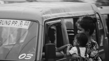 Dalam memotret hitam putih tidak jauh berbeda dengan warna, harus memperhatikan bentuk, lekuk, arah cahaya dan bayangan. Foto: Raditya Patria