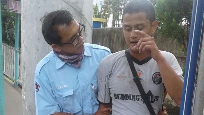 Pria Diduga Tak Waras Ngamuk di Depan WTC