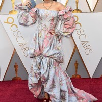 Pelantun Rise Up itu menyempurnakan penampilannya dengan clutch abu-abu berhiaskan detail kristal, berikut perhiasan berliannya. (Foto: Frazer Harrison/Getty Images)