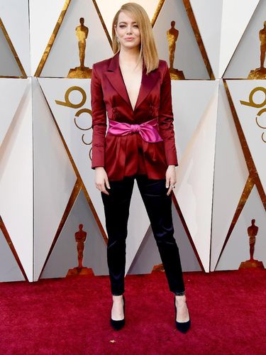 Bukan Gaun Panjang, Ini Pilihan Busana Emma Stone di Oscar 2018