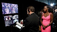 Viola Davis tampak sedang ikut mengontrol jalannya acara yang berlangsung di Dolby Theatre, Hollywood, AS pada Minggu (4/3). Matt Sayles/A.M.P.A.S via Getty Images.