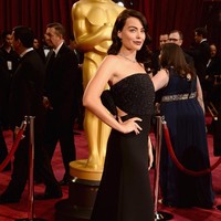 Di Oscar 2014, penampilan Margot berubah total. Berambut hitam, ia menunjukkan sisi gelapnya dengan gaun hitam Saint Laurent. (Foto: Frazer Harrison/Getty Images)
