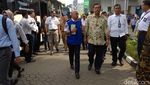 Duet Luhut-Budi Karya Bagi-bagi Brosur di Tol Bekasi