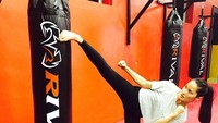 Coba lihat tendangannya yang keren ini, ciat! Jangan kaget, Olivia Munn adalah pemegang sabuk hitam Karate dan sudah berlatih sejak berusia 6 tahun. (Foto: Instagram/oliviamunn)