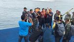Foto: Kopda Budi Semringah Usai Taklukkan Selat Sunda 9,5 Jam