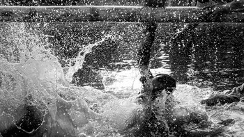 Saat memotret, Radit kerap memakai kamera Panasonic Lumix GX7 dan GX8.  Foto: Raditya Patria