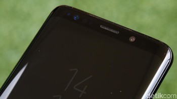 Kamera depan Galaxy S9 masih mengusung sensor 8 MP, namun dengan kemampuan tambahan untuk membuat AR Emoji yang memetakan dan menirukan contoh wajah menjadi avatar si pengguna. Foto: Rachman Haryanto/detikcom