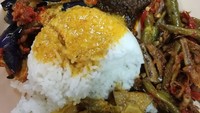 Tak lengkap rasanya makan nasi padang tanpa ditemani sayur nangka dan terong balado, seperti sepiring nasi padang milik @Makanisasi ini. Foto: Istimewa