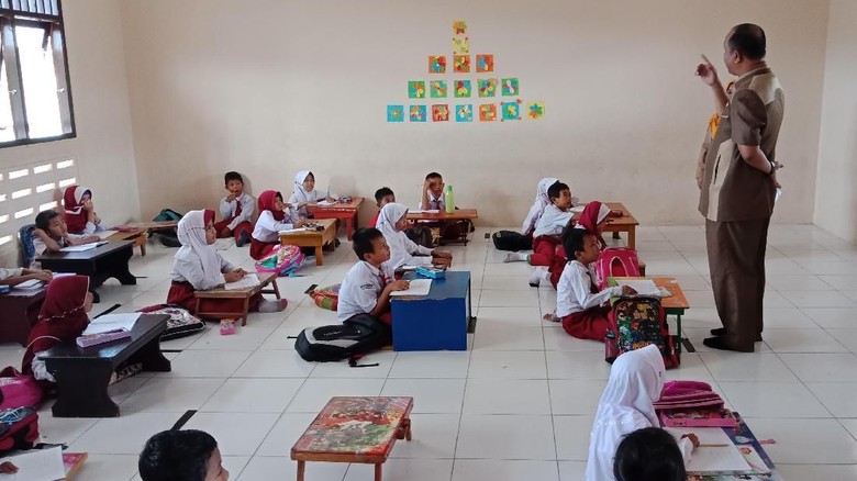 Tak Ada Kursi, Siswa SDN di Kalimantan Utara Ini Belajar di Lantai Tak Ada Kursi, Siswa SDN di Kalimantan Utara Ini Belajar di Lantai