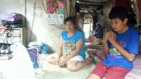 Dewi menjadi tulang punggung untuk ketiga anaknya. Sejak suami tercinta meninggal karena mengalami serangan jantung, hidup mereka terlihat kian memprihatinkan.