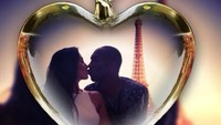 Kobe bersama istrinya, Vanessa Laine Bryant berciuman di depan Menara Eiffel (kobebryant/Instagram)