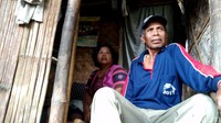 Untuk mencukupi kebutuhan hidupnya, dia mengaku kerap melaut mencari rajungan. Kadang Rosul menganggur ketika cuaca buruk dan tak ada teman yang mengajak untuk mencari rajungan. Simah juga kerap menjadi tukang pijit dan buruh cuci.