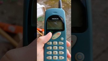 Ada pula Nokia rinGo yang memiliki pemancar di bagian atasnya. Ponsel ini sebenarnya cukup lawas karena telah dirilis pada 1995. (foto: YouTube)