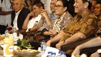 Ini senyum Sri Mulyani saat mendapat jamuan di desa wisata osing atau desa Kemiren. Ia datang bersama Menko Bidang Kemaritiman Luhut Binsar Panjaitan dan Gubernur Bank Indonesia Agus Martowardjojo. Foto: Instagram smindrawati
