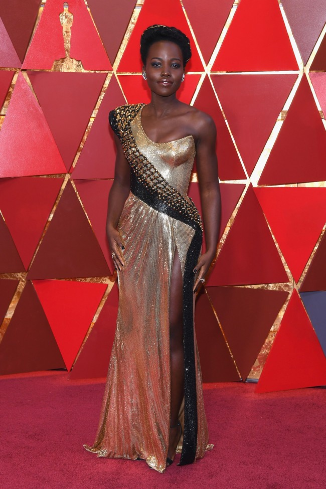 Lain lagi dengan Lupita Nakia Nyongo. Kekasih Black Panther itu mengenakan gaun emas Atelier Versace. (Foto: Kevork Djansezian/Getty Images)