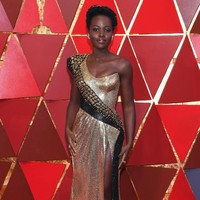 Lain lagi dengan Lupita Nakia Nyongo. Kekasih Black Panther itu mengenakan gaun emas Atelier Versace. (Foto: Kevork Djansezian/Getty Images)