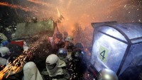Festival Petasan atau dikenal dengan nama Yanshui Beehive Fireworks Festival ini berlangsung selama 3 hari (Tyrone Siu/Reuters)
