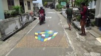 Semenjak gambar tersebut selesai dibuat, banyak warga yang berfoto di atas gambar tersebut. Tak hanya warga setempat, warga luar daerah pun tak sedikit yang mampir di des tersebut hanya untuk berfoto.
