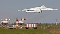 Adalah Pesawat Antonov An-225 Mriya. Berat totalnya lebih dari 600 ton (CNN Travel)(CNN Travel)