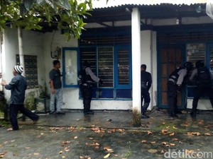Aksi Seru Polisi Mengamankan Orang Gila Mengamuk di Mojokerto