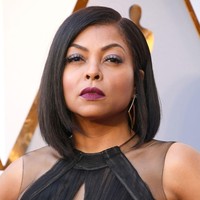 Taraji P. Henson tampil dengan lipstik ungu dan eyeshadow silver. Tampilan makeupnya memang glamour namun tetap cocok dipakai keseharian, asalkan lipstik tidak ditambah dengan lip gloss.  Foto: Getty Images
