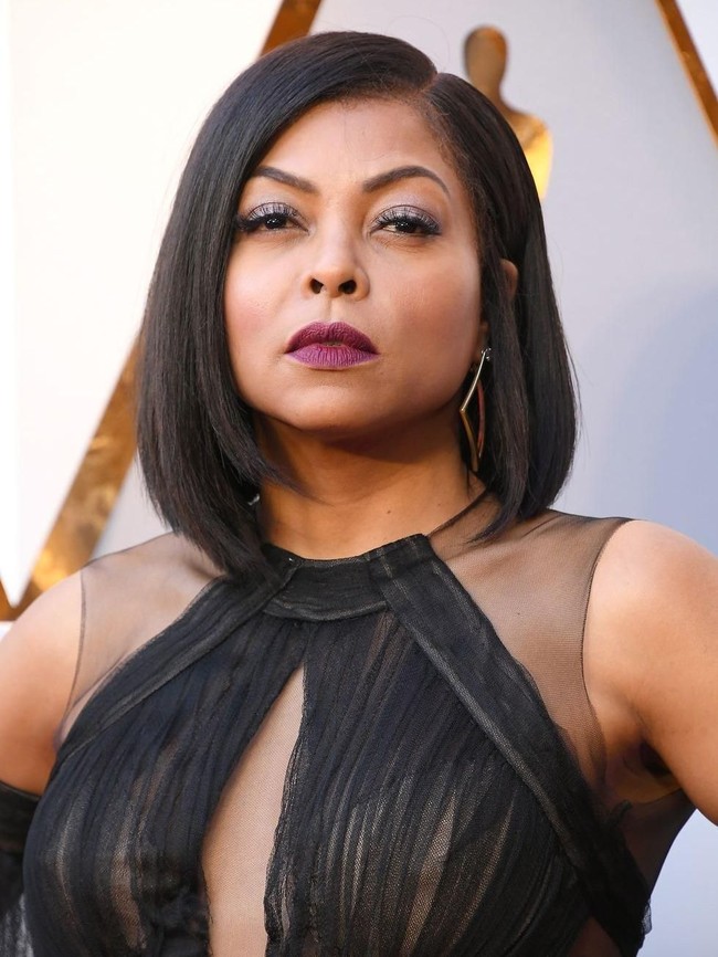 Taraji P. Henson tampil dengan lipstik ungu dan eyeshadow silver. Tampilan makeupnya memang glamour namun tetap cocok dipakai keseharian, asalkan lipstik tidak ditambah dengan lip gloss.  Foto: Getty Images