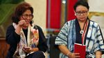 Gaya Santai Menteri Susi saat Sidang Kabinet