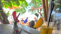 Menikmati sepotong sandwich dan jus melon sambil melihat pemandangan pantai. Begini ya enaknya tinggal di Bali seperti Andrew White. Foto: Instagram @andrew.white._
