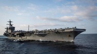 Sebuah program akan melibatkan 300 pakar Vietnam dalam bidang permesinan, pemadam kebakaran, kuliner, bantuan kemanusiaan dan pemulihan bencana, medis serta akademisi. Mereka akan naik ke USS Carl Vinson selama dua jam untuk mengikuti tur, menemui para pelaut dan bercakap-cakap. Foto: Torrey W. Lee/Courtesy U.S. Navy/Handout via REUTERS/File Photo