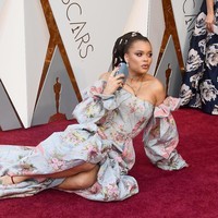 Namun, satu lagi yang menyita perhatian adalah posenya yang lain dari pada lain. (Foto: Frazer Harrison/Getty Images)